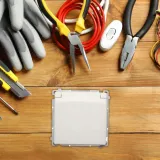 simon-basic-gniazdo-hermetyczne-pojedyncze-biale-modul-z-klapka-ip44-uziemienie-z-uziemieniem