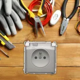 simon-basic-gniazdo-hermetyczne-pojedyncze-biale-modul-z-klapka-dymna-uziemienie-z-uziemieniem