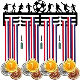 solidny-metalowy-wieszak-na-medale-pilka-nozna-kolki-dla-malego-pilkarza-xl