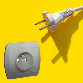 simon-akord-gniazdo-wtyczkowe-pojedyncze-16a-ip20-aluminiowy-z-uziemieniem