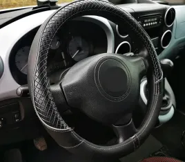 dacia-dokker-duster-logan-sandero-pokrowiec-na-kierownice-czarny-premium