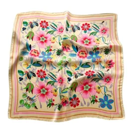 apaszka-satynowa-70x70-cm-kwiaty-na-jasnym-tle-kamea