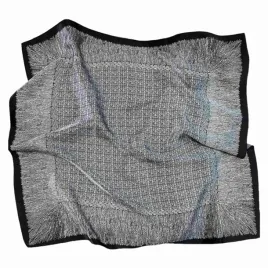 kamea-apaszka-90x90-czarna-wzor-pior-imitacja-jedwabiu