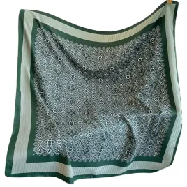 kamea-apaszka-90x90-butelkowa-zielen-geometryczny-wzor-imitacja-jedwabiu