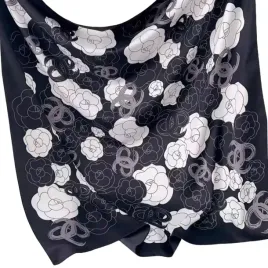 kamea-apaszka-czarno-biala-90x90-kwiaty-elegancja