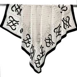 apaszka-kremowa-z-czarnym-monogramem-90x90-elegancja-w-stylu-retro-kamea