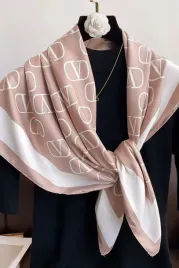 kamea-apaszka-damska-90x90-bezowy-monogram-jedwabista