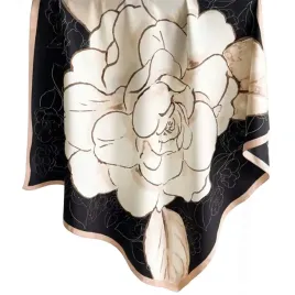 kamea-apaszka-90x90-bezowa-roza-na-czarnym-tle-elegancka-i-artystyczna