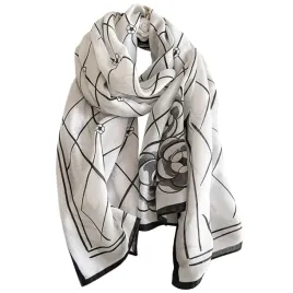 jasny-szal-z-czarnym-geometrycznym-wzorem-180x90-cm-100percent-wiskoza-kamea