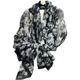 szal-czarno-bialy-w-kwiaty-delikatny-elegancki-poltransparentny-kamea