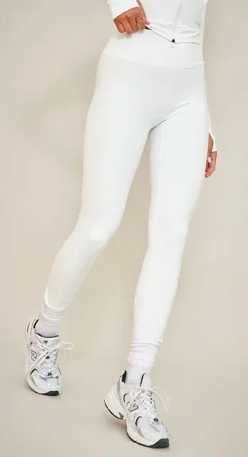 prettylittlething-legginsy-biale-dopasowane-40-ejx