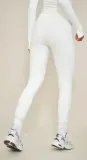 prettylittlething-legginsy-biale-dopasowane-40-ejx-rozmiar-40