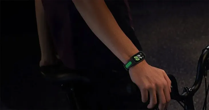 xiaomi-smart-band-9-active-bialo-bezowy-kolor-koperty-bialy