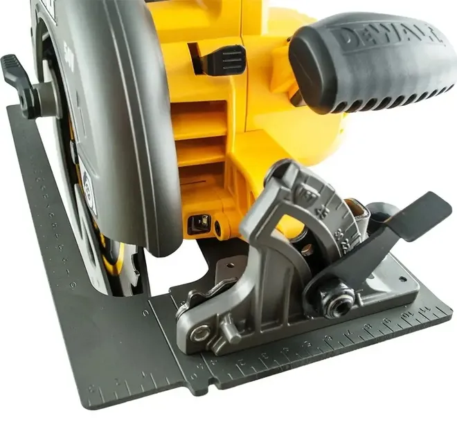 dewalt-flexvolt-pilarka-tarczowa-54v-dcs578nt-praca-z-szyna-prowadzaca-nie