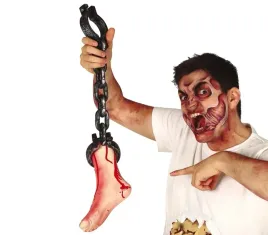 sztuczna-oderwana-stopa-przykuta-do-lancucha-dekoracja-na-halloween