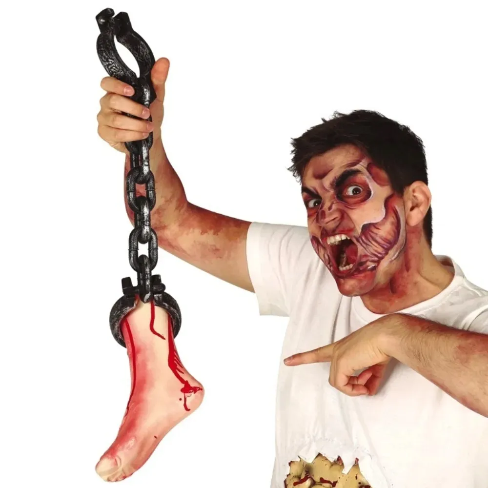 sztuczna-oderwana-stopa-przykuta-do-lancucha-dekoracja-na-halloween