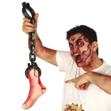 sztuczna-oderwana-stopa-przykuta-do-lancucha-dekoracja-na-halloween-stan-nowy