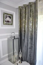 zaslona-welur-velvet-glow-z-zlotym-printem-140x250-cm-przelotki-stalowy