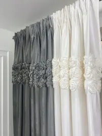zaslona-welurowa-royal-roses-140x270-cm-na-tasmie-bialy