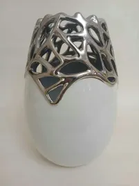 azurowy-wazon-ceramiczny-bialy-srebrny-lisc-oslonka-dekoracja-doniczka