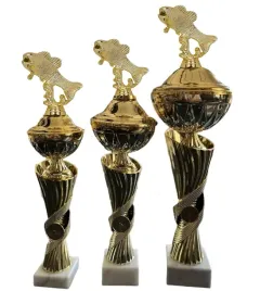 zestaw-3-pucharow-9293-wedkarskich-z-rybami-karp-43-38-36cm-opis-ryby-pzw