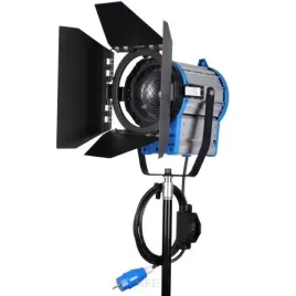 lampa-swiatla-ciaglego-halogenowa-650w-3200k-z-soczewka-fresnel-a-z-wrotami