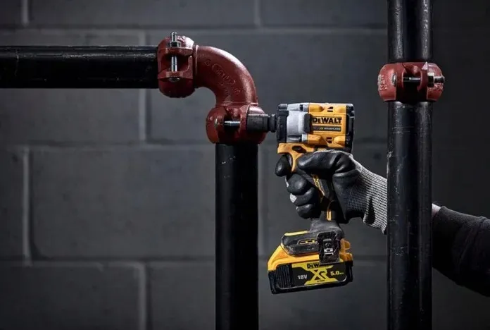 klucz-udarowy-dewalt-dcf921n-1-2-informacje-dodatkowe-uchwyt-narzedziowy