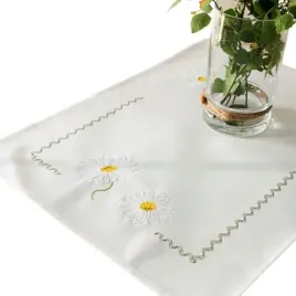 bialy-bieznik-z-haftem-stokrotki-kwiaty-38x140-cm-elegancka-dekoracja-stolu
