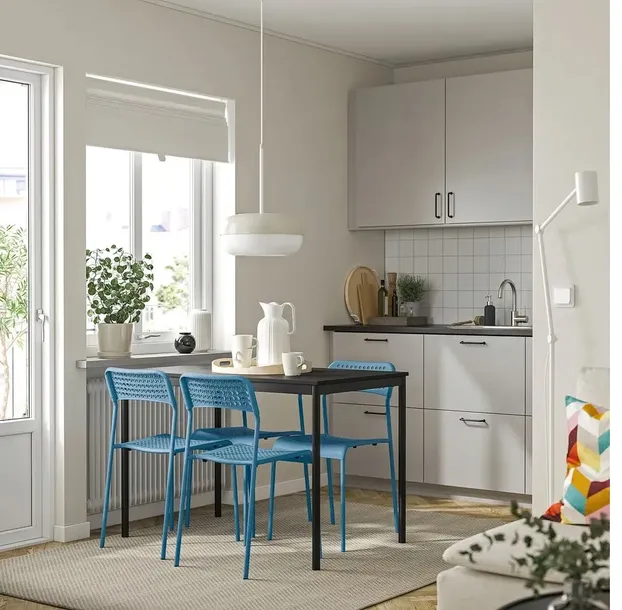 ikea-sandsberg-krzeslo-niebieski-kolor-obicia-odcienie-niebieskiego