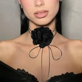naszyjnik-choker-ozdobny-kwiat-na-szyje-roza-na-rzemyku-elegancki-czarny