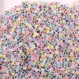 koraliki-kostka-z-literami-i-cyframi-6x6-mm-biale-z-kolorem-250-g-1500-szt
