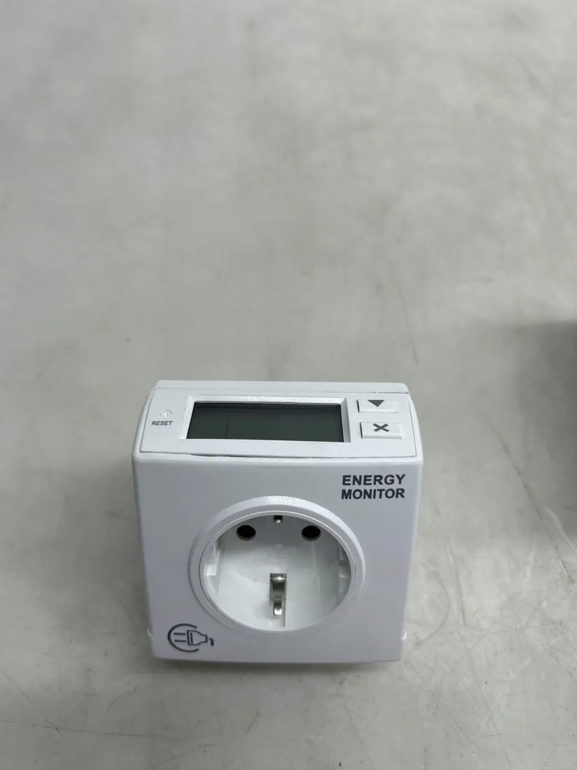 gniazdo-elektryczne-scienne-rev-biale