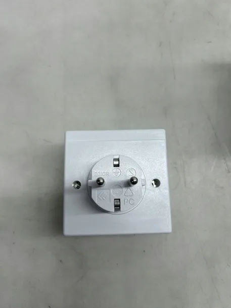 gniazdo-elektryczne-scienne-rev-biale-typ-gniazda-gniazdo