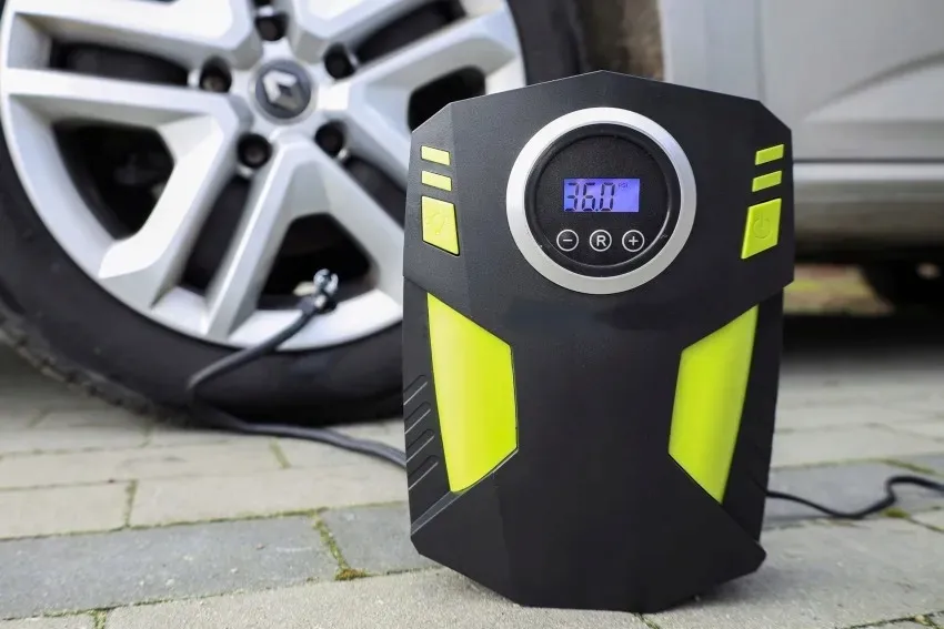 kompresor-powietrza-dc-12v-150-psi-z-cyfrowym-cisnieniomierzem-4-adaptery-stan-nowy