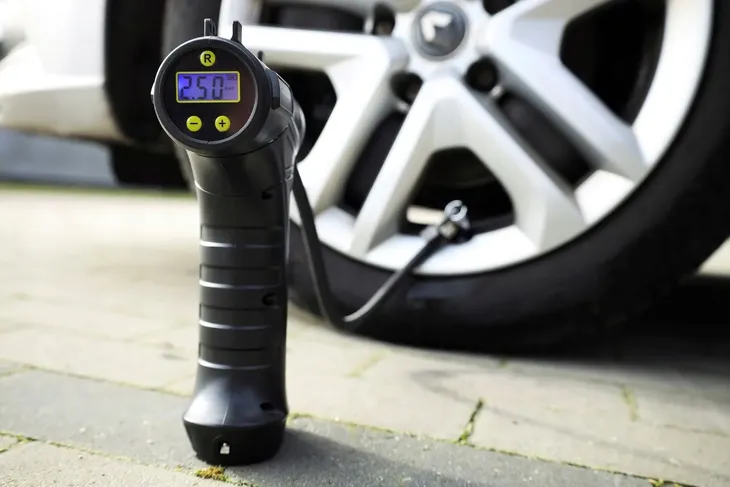 kompresor-powietrza-bezprzewodowy-150-psi-automatyczny-4-adaptery-stan-nowy-kod-producenta-db02538