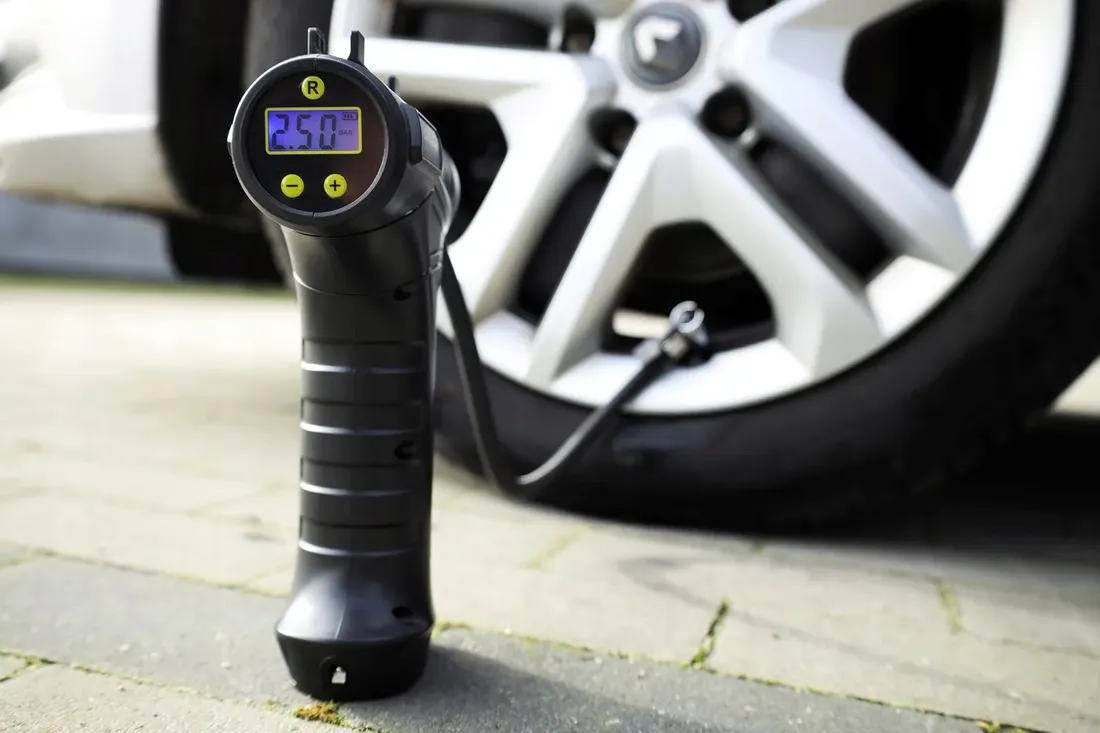 kompresor-powietrza-bezprzewodowy-150-psi-automatyczny-4-adaptery