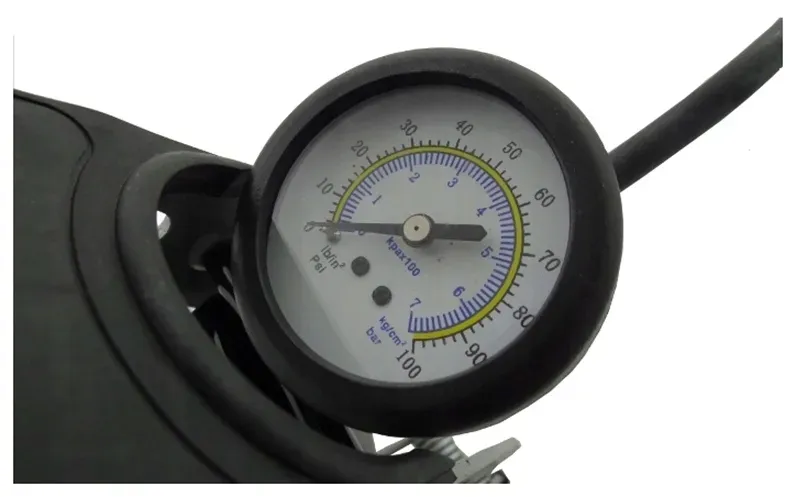 pompka-nozna-z-manometrem-samochodowa-rowerowa