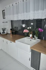 firana-z-szyfonu-roses-z-wyszywanymi-rozami-3d-160x70-przelotki