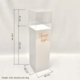postument-z-kloszem-logo-podest-z-plexi-opal-40x40x140cm-na-wystawe-kubik