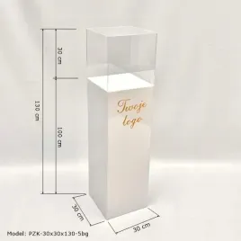 postument-z-kloszem-logo-podest-z-plexi-opal-30x30x130cm-na-wystawe-kubik