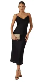 guess-czarna-sukienka-na-ramiaczkach-prosta-midi-s-gxc