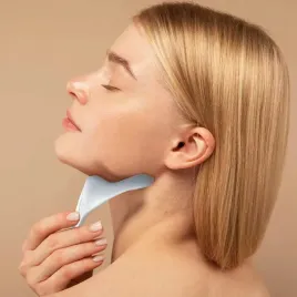 kamien-gua-sha-z-masazerem-pod-oczy-authentique