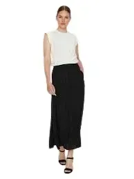 vero-moda-czarna-spodnica-midi-z-wiskozy-prosta-xs-kwb