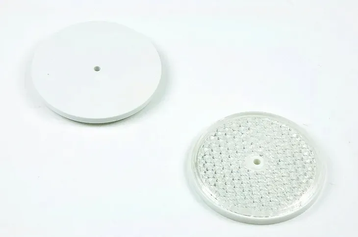 odblask-okragly-bialy-z-otworem-75mm-stan-nowy
