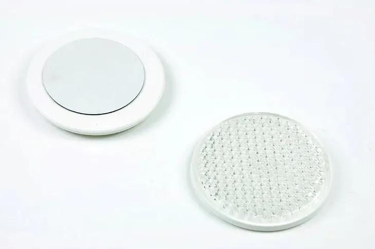 odblask-okragly-bialy-przyklejany-75mm-stan-nowy