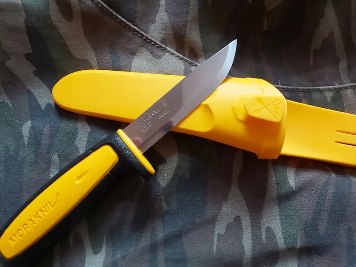 noz-morakniv-craft-basic-511-stal-weglowa-grubosc-glowni-2-mm
