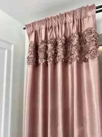 zaslona-welur-royal-roses-z-wyszywanymi-rozami-140x250-przelotki-orroz