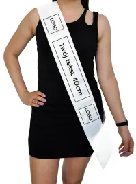 wstega-biala-szarfa-reklamowa-hostessy-nadruk-logo