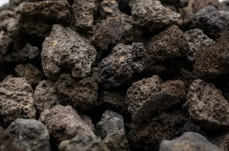 prawdziwa-lawa-wulkaniczna-do-ogrodu-20-60mm-15kg-zwir-grys-gardenstones-kod-producenta-brak