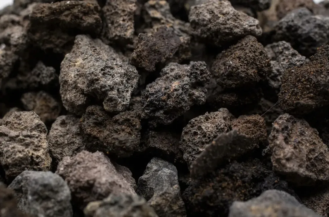 prawdziwa-lawa-wulkaniczna-do-ogrodu-20-60mm-15kg-zwir-grys-gardenstones